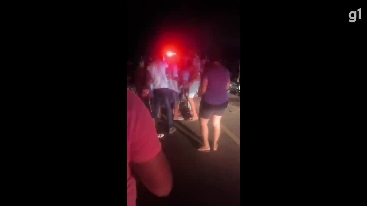 Motorista morre e estudantes ficam feridos em acidente envolvendo carro e transporte escolar em Inajá