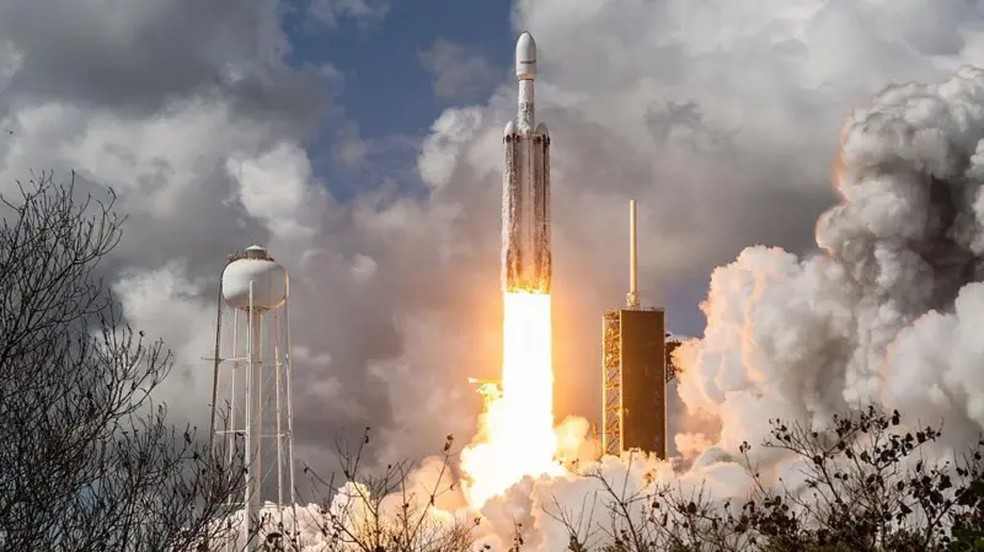 A SpaceX contrói e opera os foguetes e a infraestrutura de lançamento que dão suporte à sua subsidiária Starlink — Foto: Getty Images