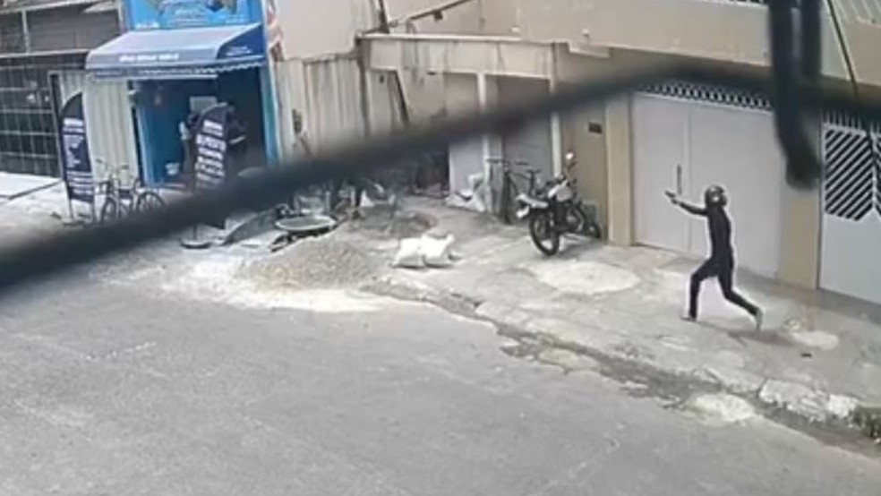 Homem armado é morto ao tentar matar rival no Parque Santa Rosa, em Fortaleza. — Foto: Reprodução