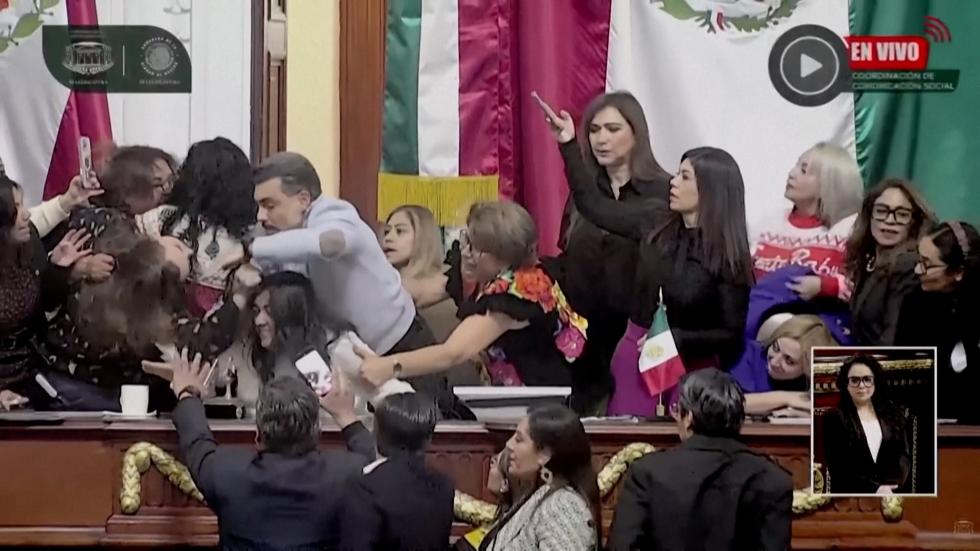 VÍDEO: parlamentares se agridem em confusão generalizada no Congresso da Cidade do México