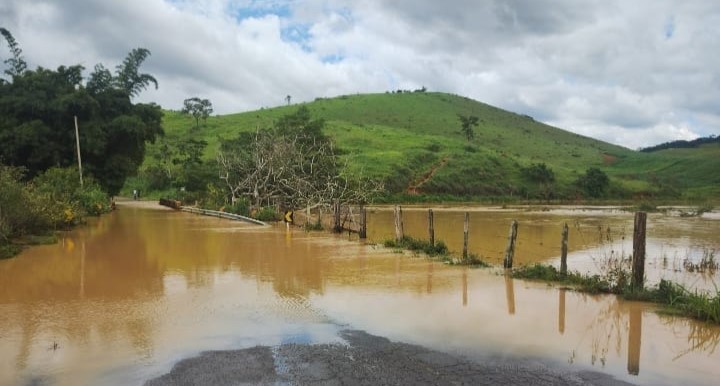 Ponte na LMG 872 fica submersa e é interditada após temporal