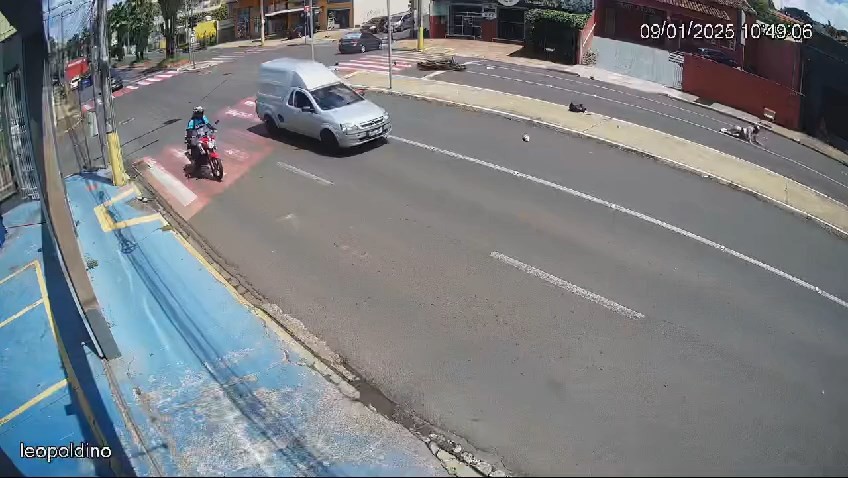 Motorista faz conversão proibida e motociclista 'voa' entre postes em MG