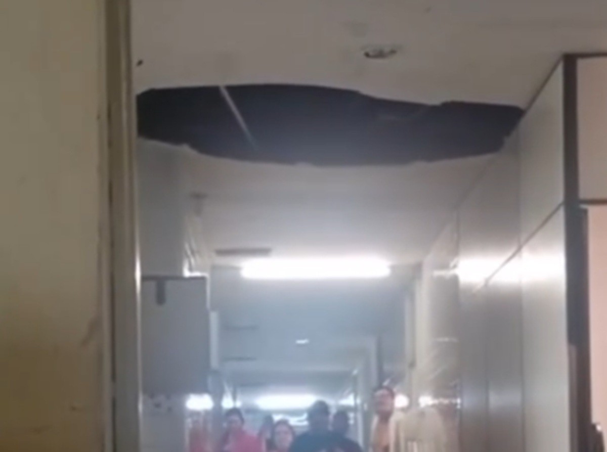 Forro do teto do Hospital da Restauração desaba em dia de chuva no Recife; VÍDEO