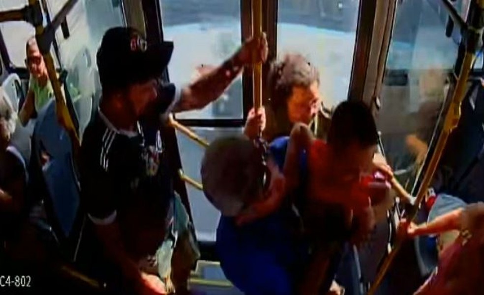 Após o socorro, o garoto foi entregue aos familiares e o motorista continuou a viagem no coletivo da linha Conjunto Palmeiras/ Centro. — Foto: Reprodução