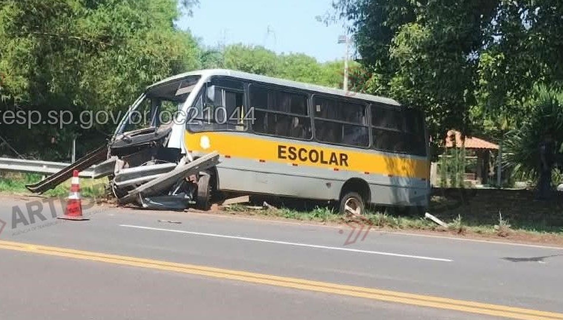 Dez pessoas ficam feridas após pneu de ônibus com pacientes estourar e motorista perder controle do veículo