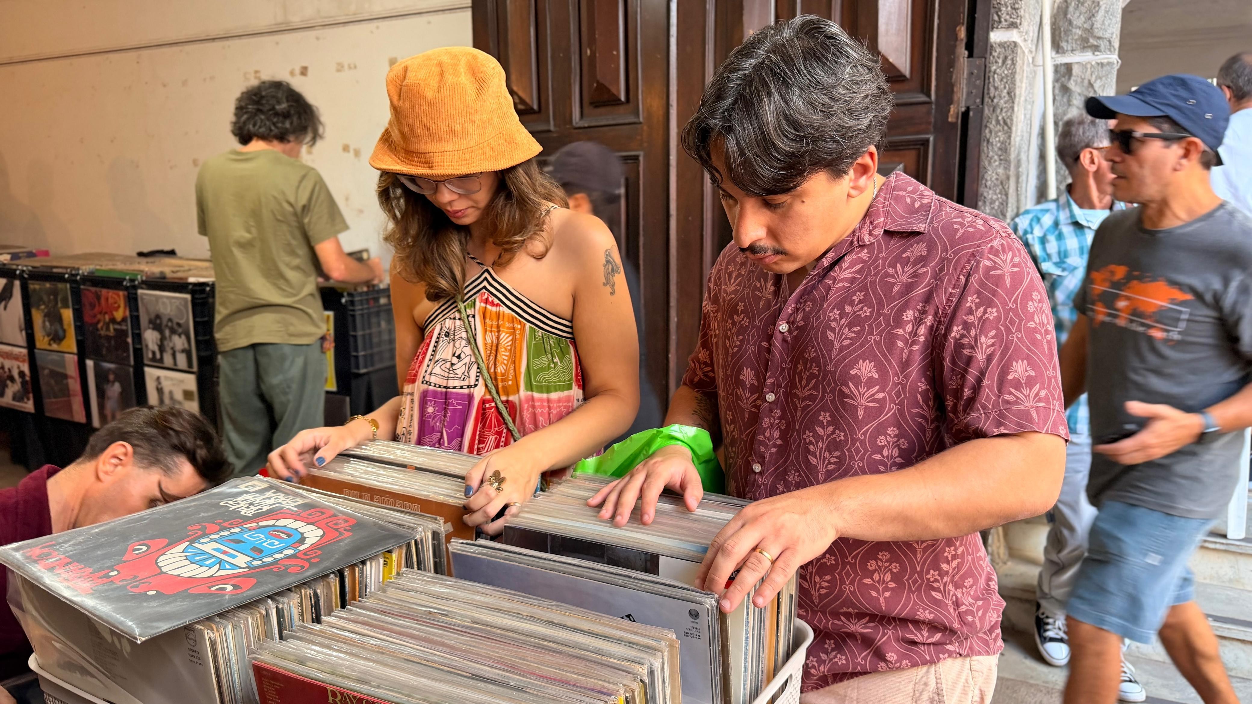 Discos de R$ 10 a R$ 1 mil: feira de vinis reúne milhares de títulos em BH