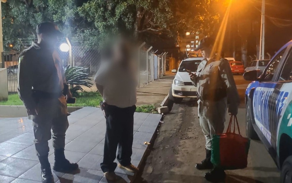 Idoso é preso suspeito de agredir a esposa com pauladas — Foto: — Foto: Reprodução/TV Anhanguera e Reprodução/Redes sociais