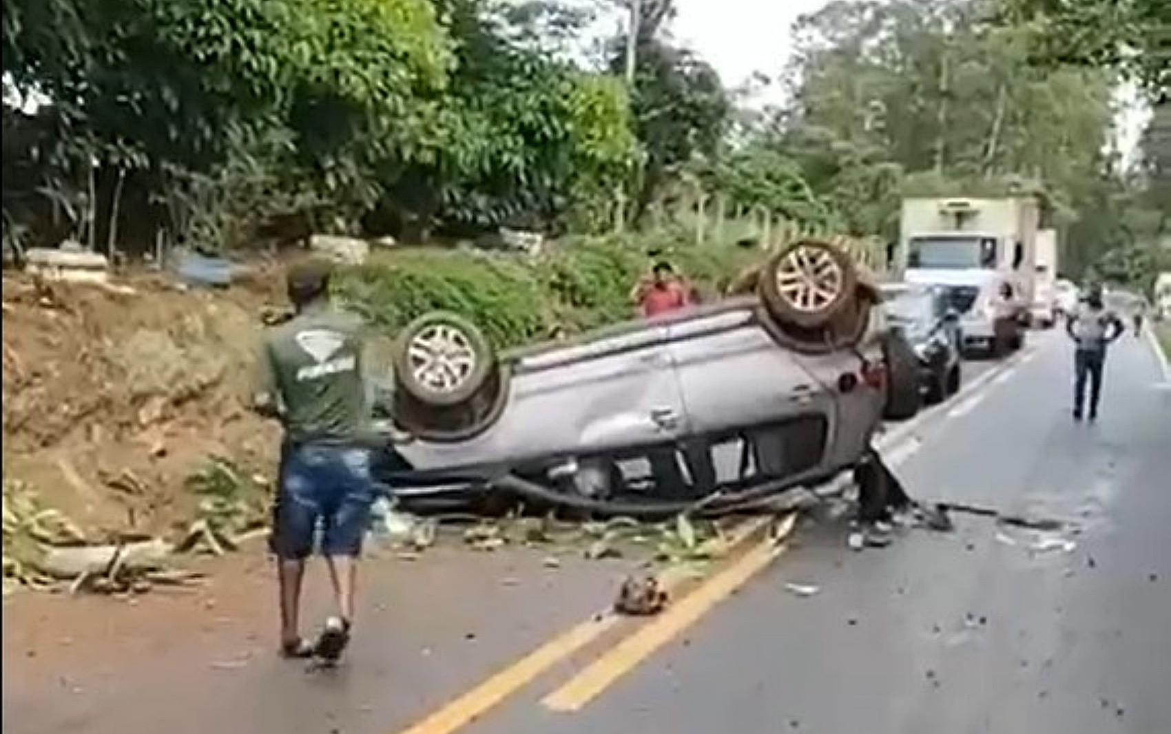 Homem morre e duas pessoas ficam feridas em atropelamento seguido de capotagem em Campos Gerais; veja outros acidentes 