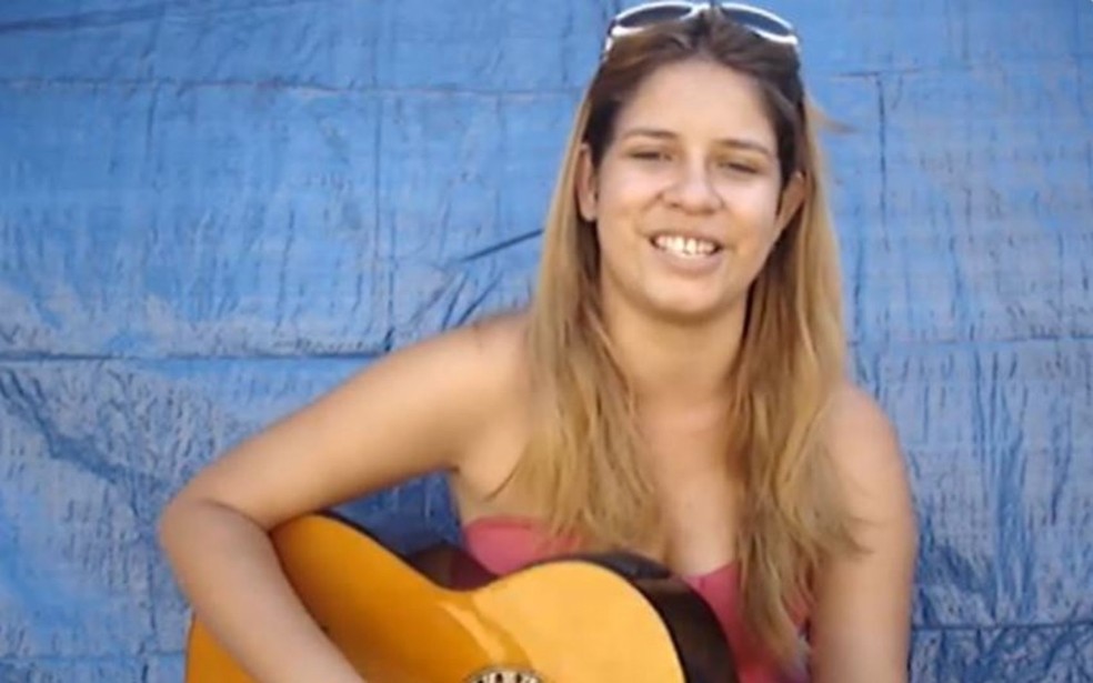 Marília Mendonça cantando antes da fama, em 2011 — Foto: Reprodução/YouTube de Marília Mendonça