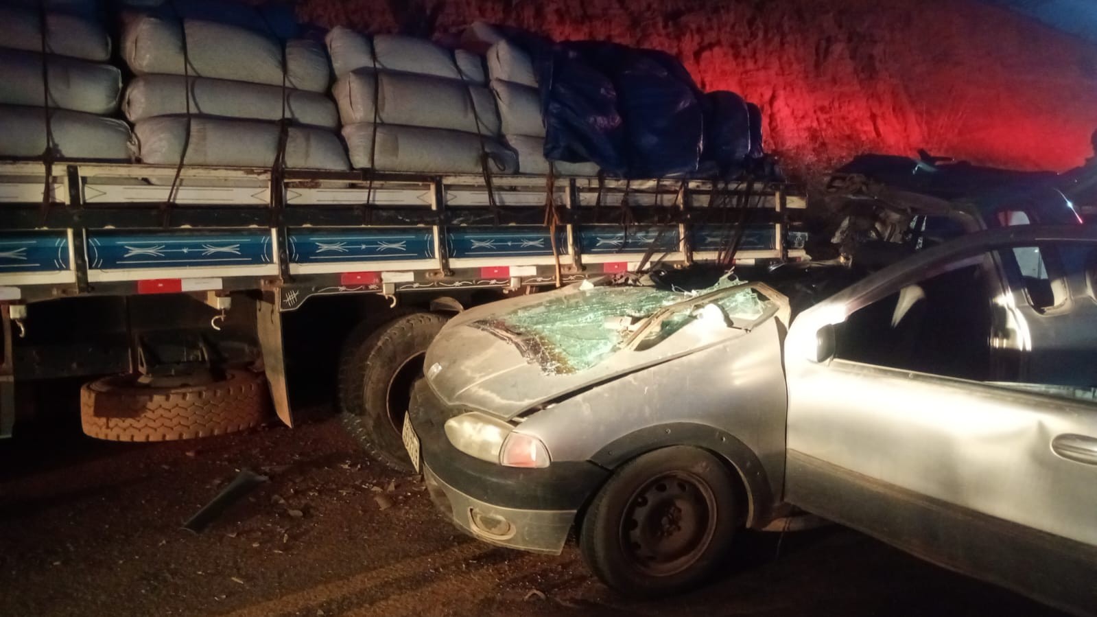 Duas pessoas ficam feridas após caminhonete atingir traseira de caminhão na MGC-451