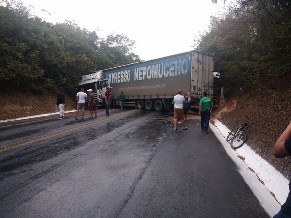 BR-251: trânsito é totalmente liberado após mais de 30h de interdição -  Gerais - Estado de Minas