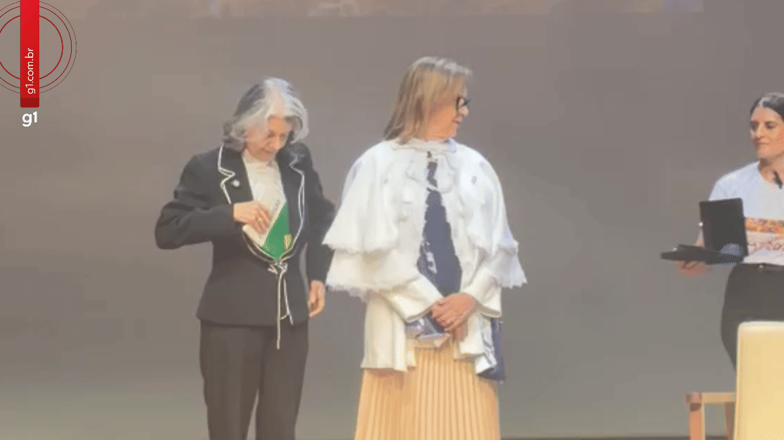 VÍDEO: ministra Cármen Lúcia não desgruda da Constituição em evento e guarda livro dentro do casaco para receber homenagem em MT