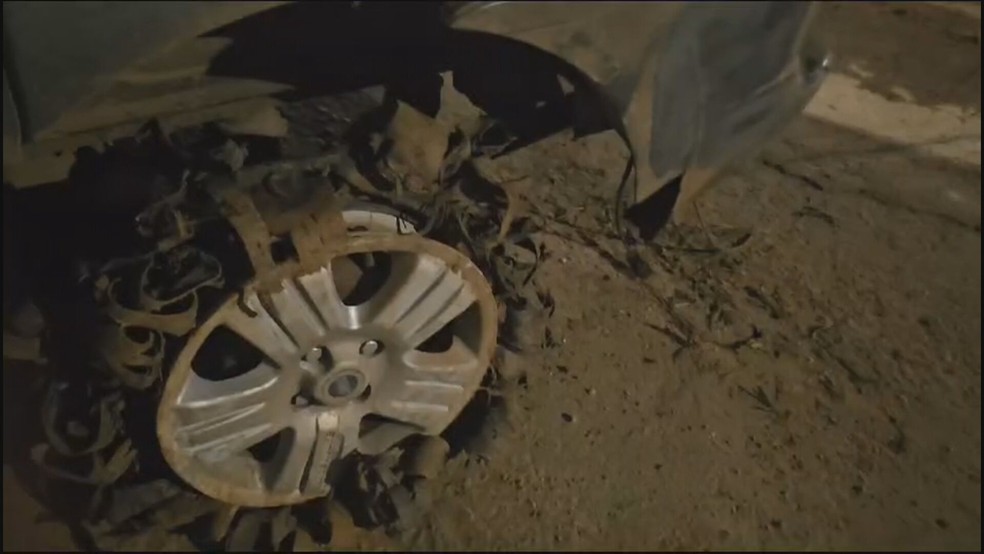 Imagem mostra como ficou pneu do carro de motorista que fugiu de abordagem do Detran, no DF — Foto: Reprodução