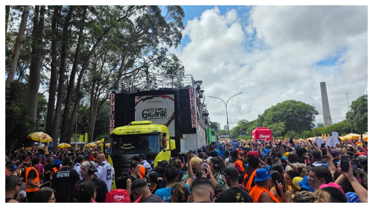 Léo Santana: bloco 'Vem com o Gigante' arrasta multidão ao Ibirapuera em SP neste domingo de pós-carnaval