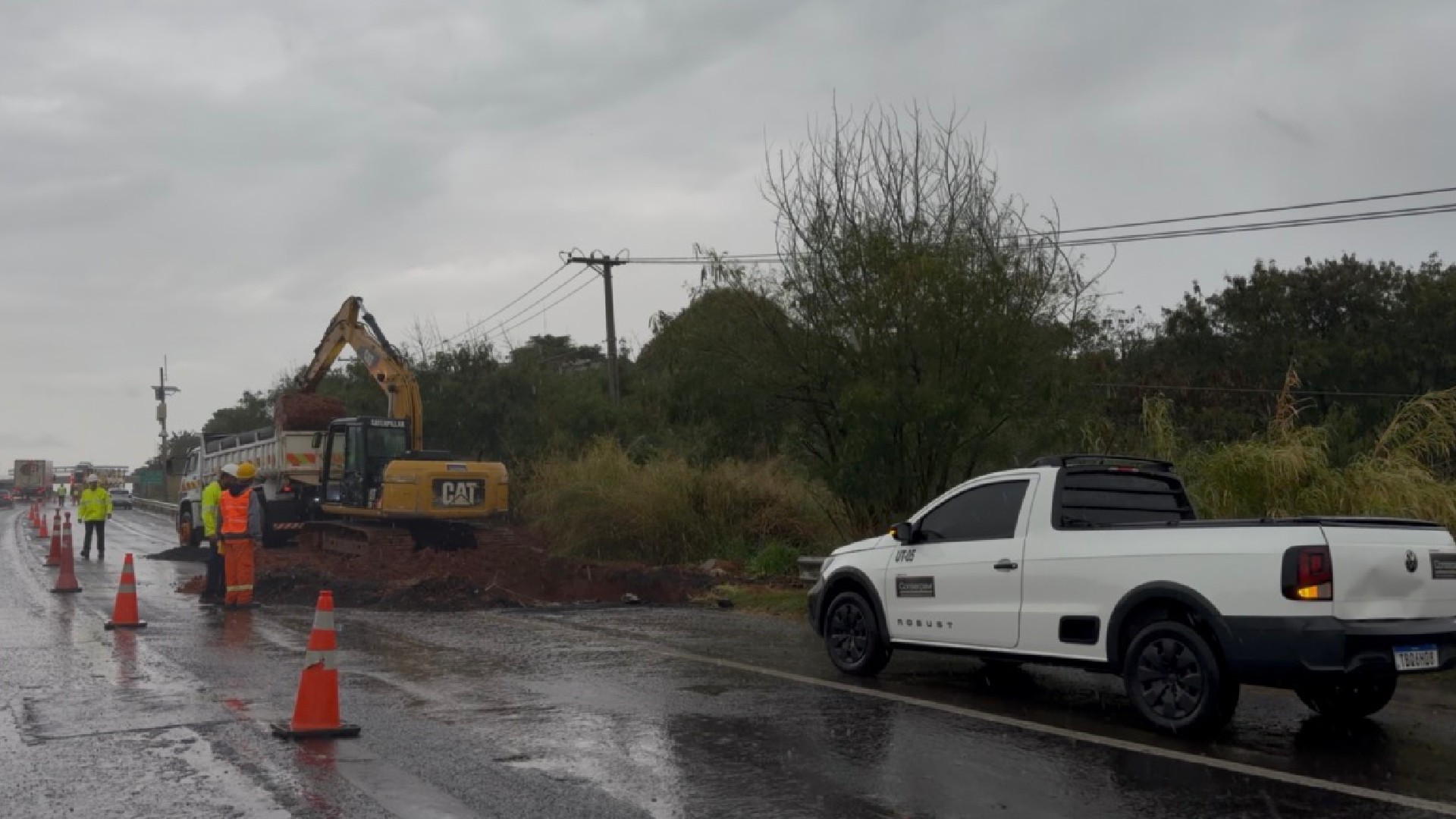 Asfalto cede e parte da rodovia SP-294 é interditada em Marília