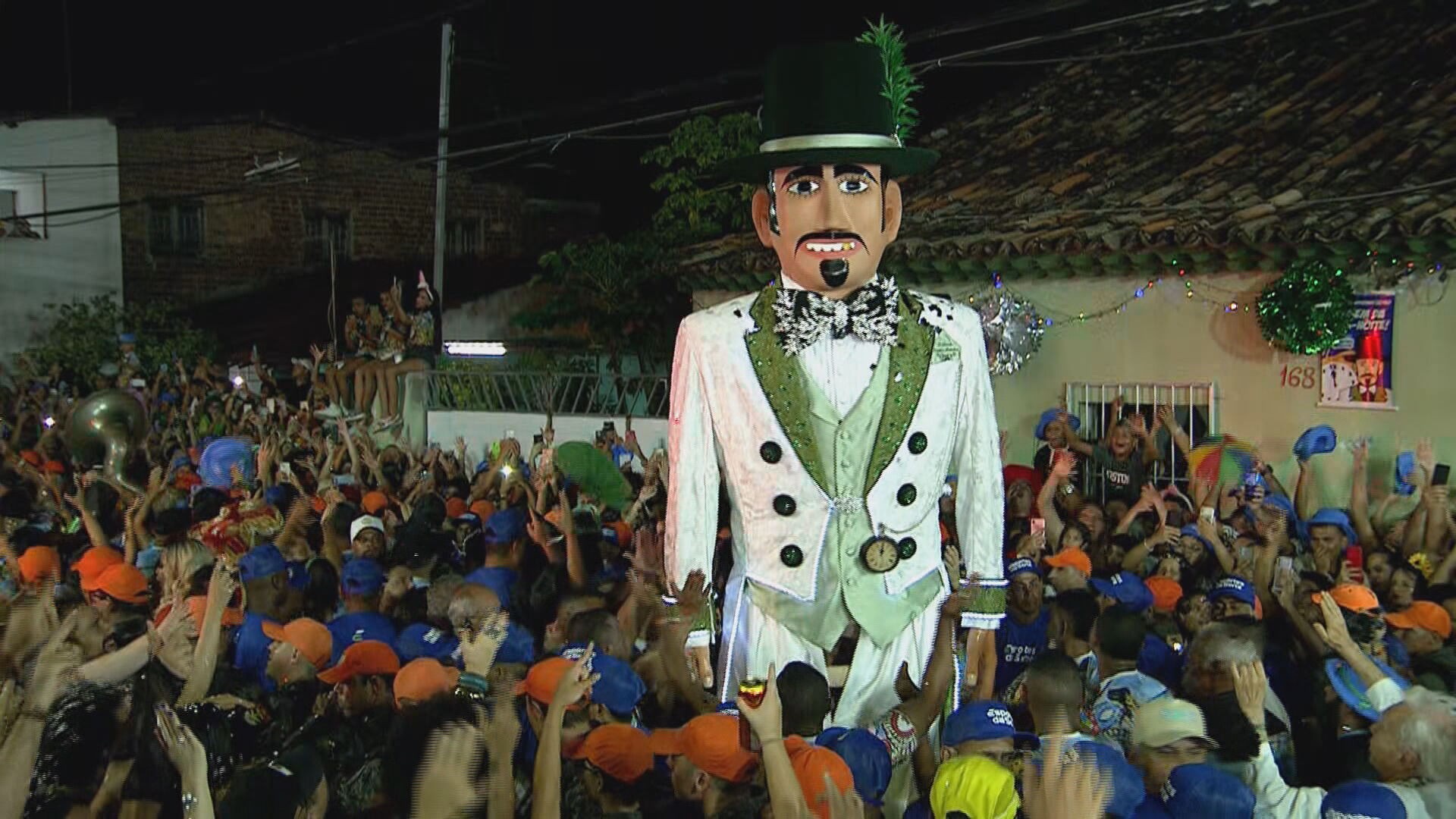 Homem da Meia-Noite emociona com homenagem a blocos líricos e arrasta foliões na madrugada de domingo em Olinda