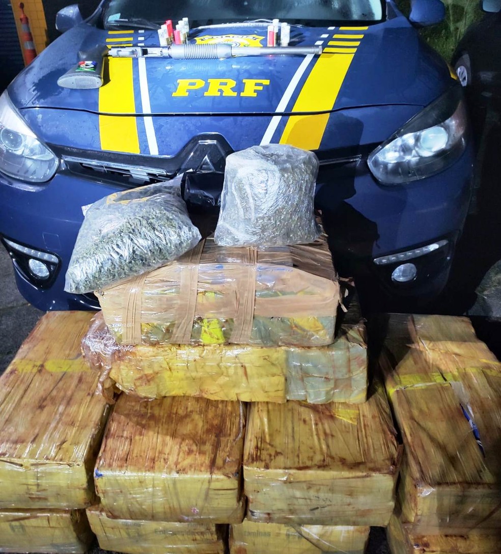 Ao todo, 195 kg de maconha, 2,5 kg de skank, cinco papelotes de cocaína e uma espingarda foram apreendidos pela PRF — Foto: PRF/Divulgação