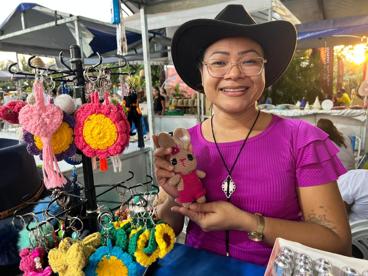 Artista cria chaveiros com crochê e chama atenção em feira agro de RR