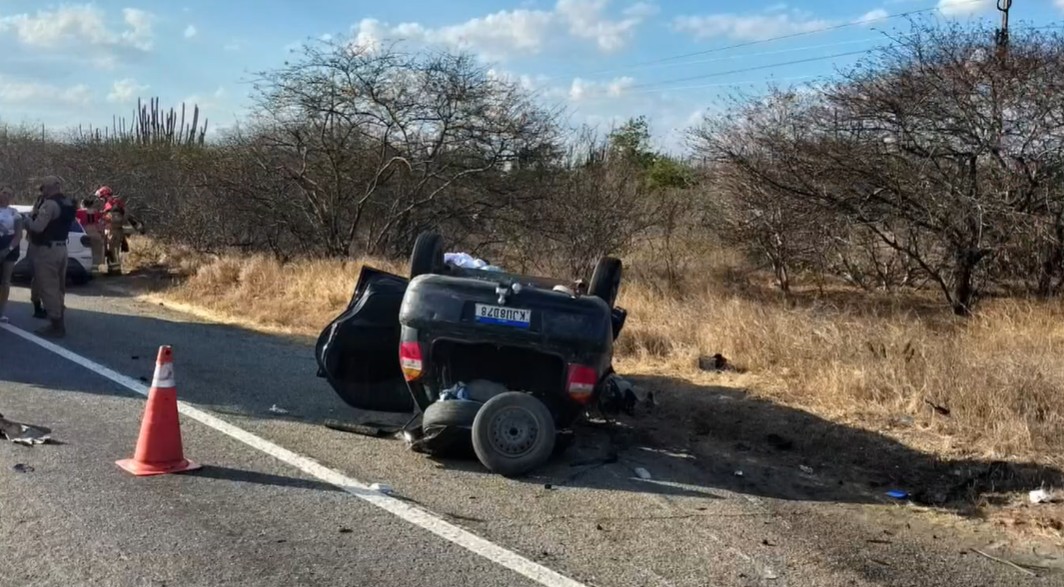 Acidente entre caminhão e carro deixa um morto na BR-230, no Agreste da Paraíba