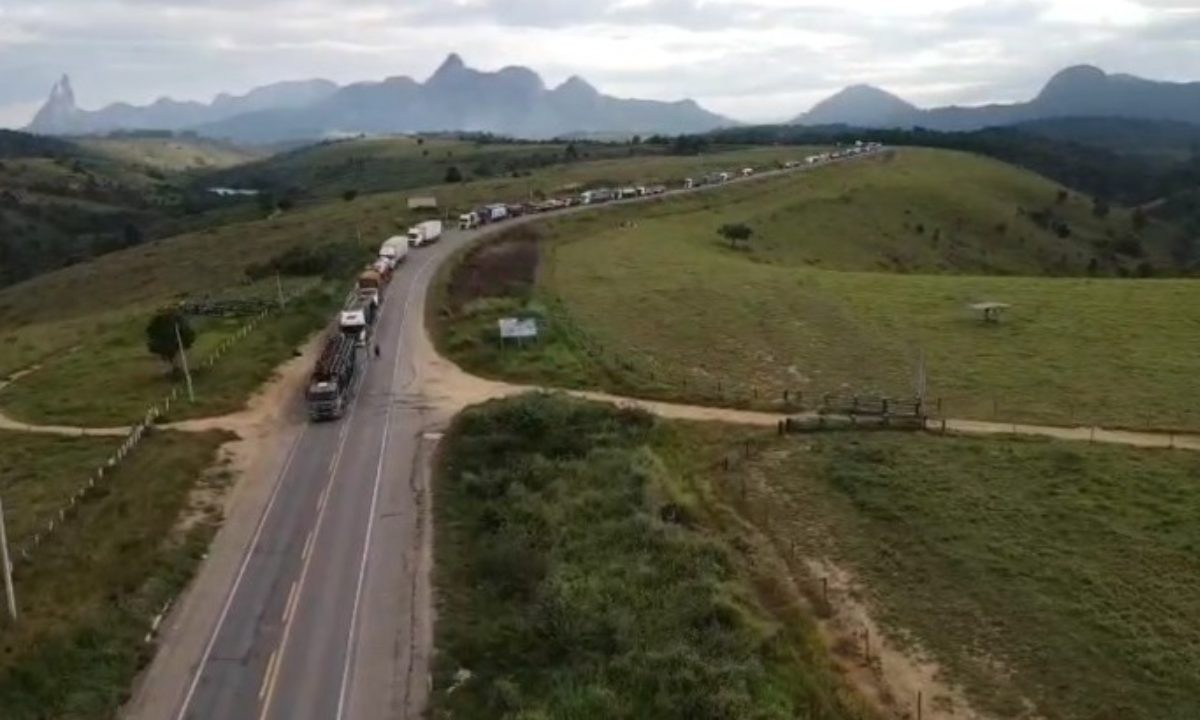 Rodovia é liberada por indígenas após 36h de protesto na BA; ato gerou 20 km de engarrafamento e deixou caminhão depredado