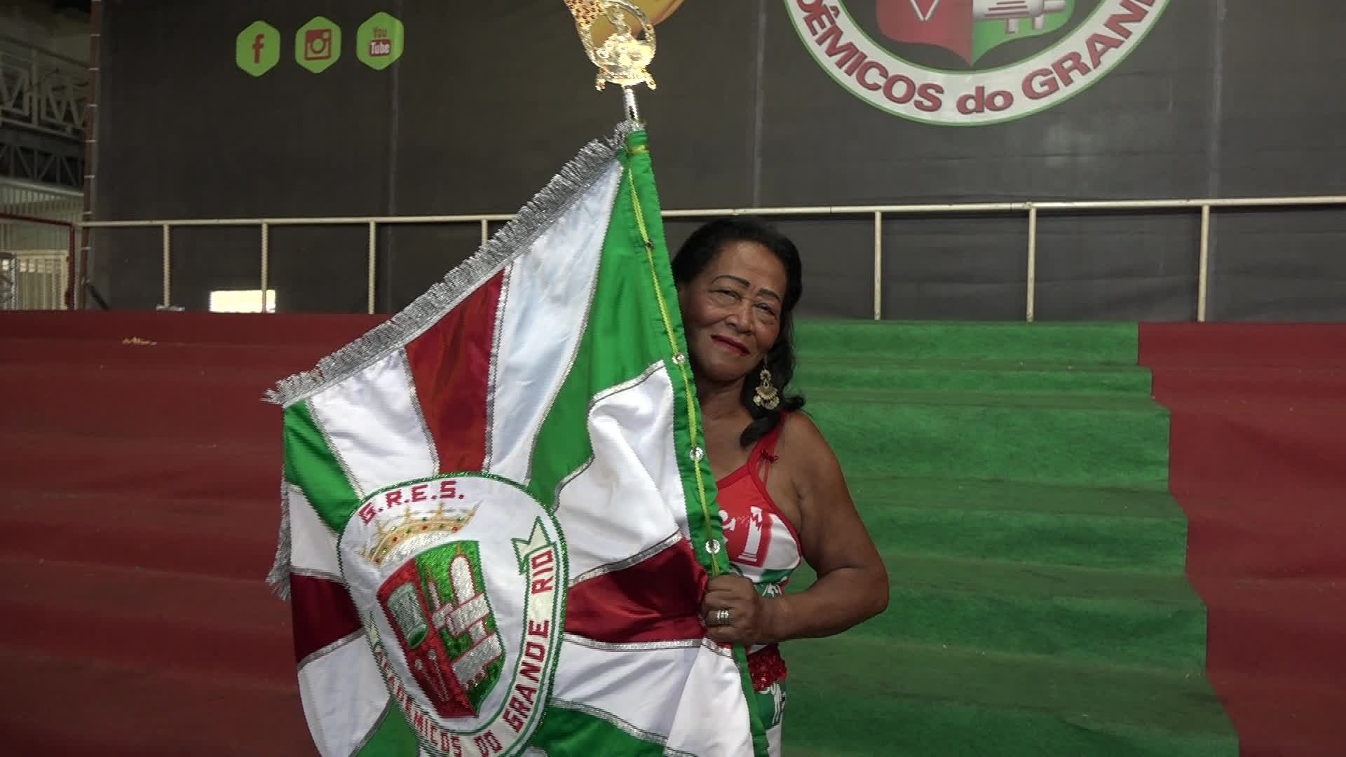 Helenice Catharina, porta-bandeira veterana da Grande Rio, morre aos 76 anos