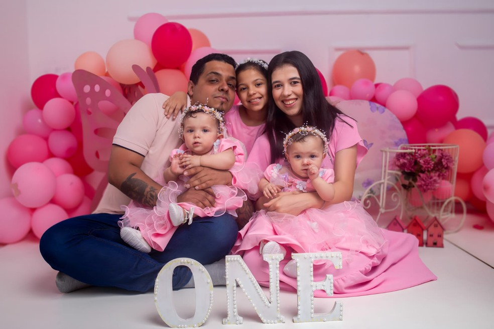 Verônica, marido, as filhas gêmeas e a filha mais velha de 8 anos — Foto: Arquivo Pessoal