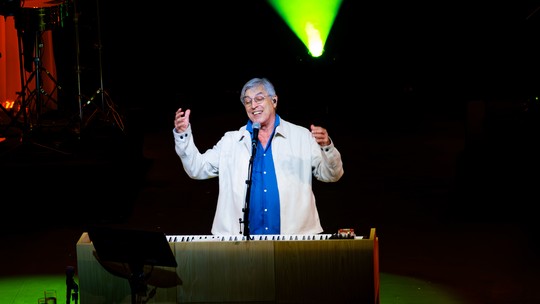 Ivan Lins vai das canções sertanejas aos sambas, sob o prisma do amor e da esperança, na festa-show dos 80 anos -