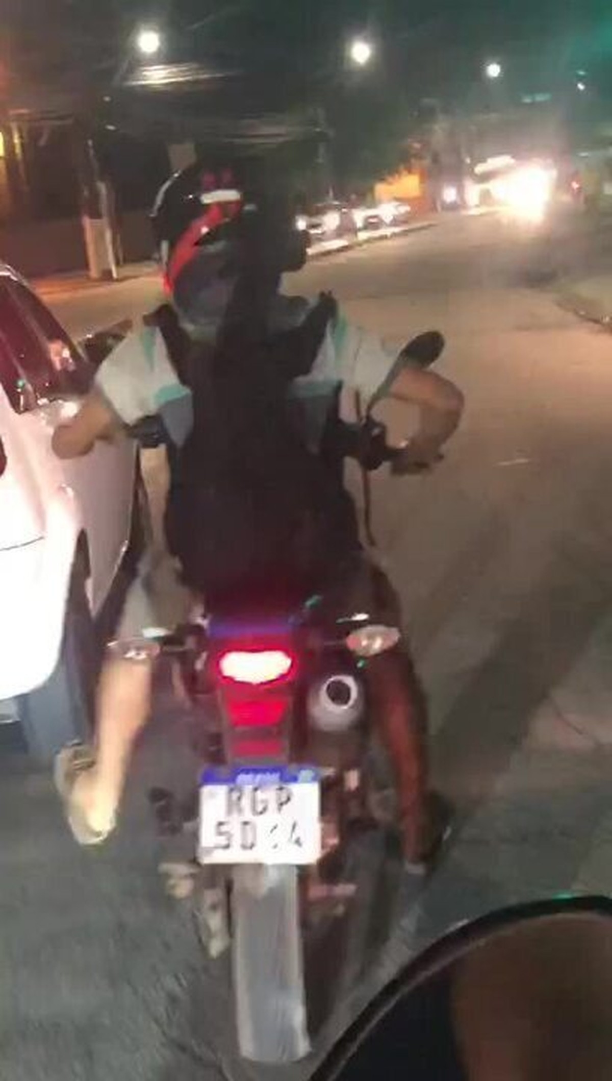 VÍDEO: motocilista é flagrado carregando bode na garupa de moto em Maceió 