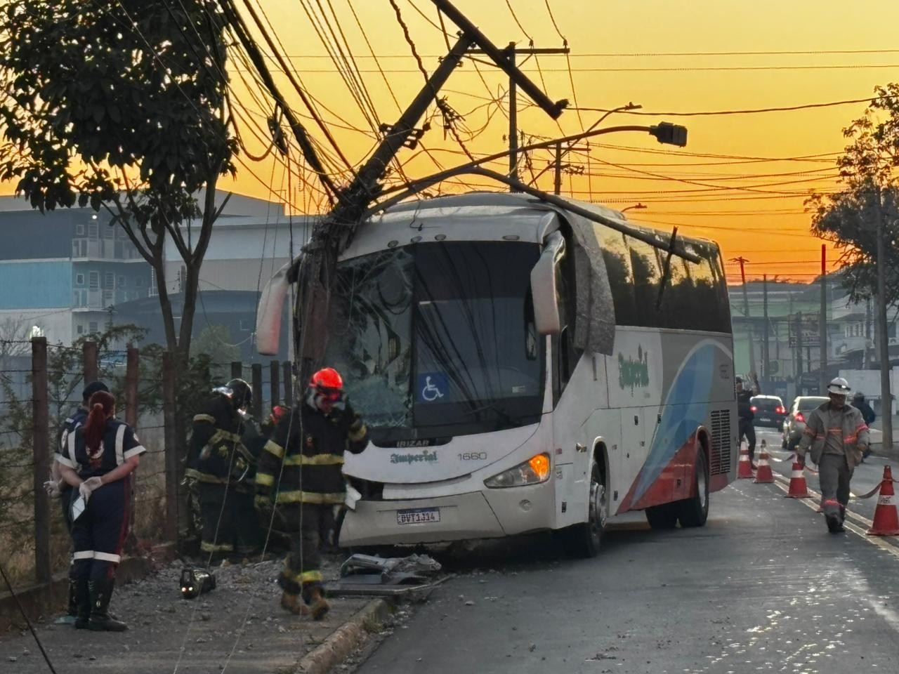 Motorista de ônibus fretado atinge poste na Avenida Dois Córregos em Piracicaba após sofrer mal súbito