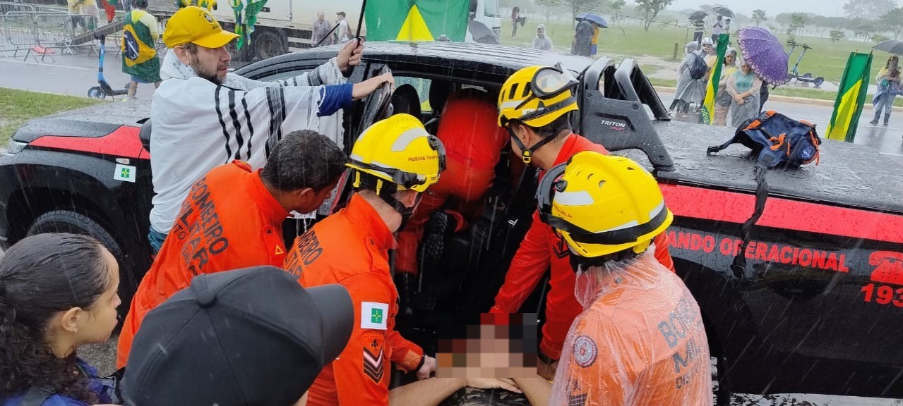 Raio atinge área central de Brasília e deixa feridos durante temporal; grupo aguardava marcha de apoiadores de Bolsonaro