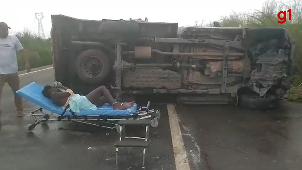 Ambulância tomba na BR-135, em Campo de Peris, e deixa feridos — Foto: Reprodução