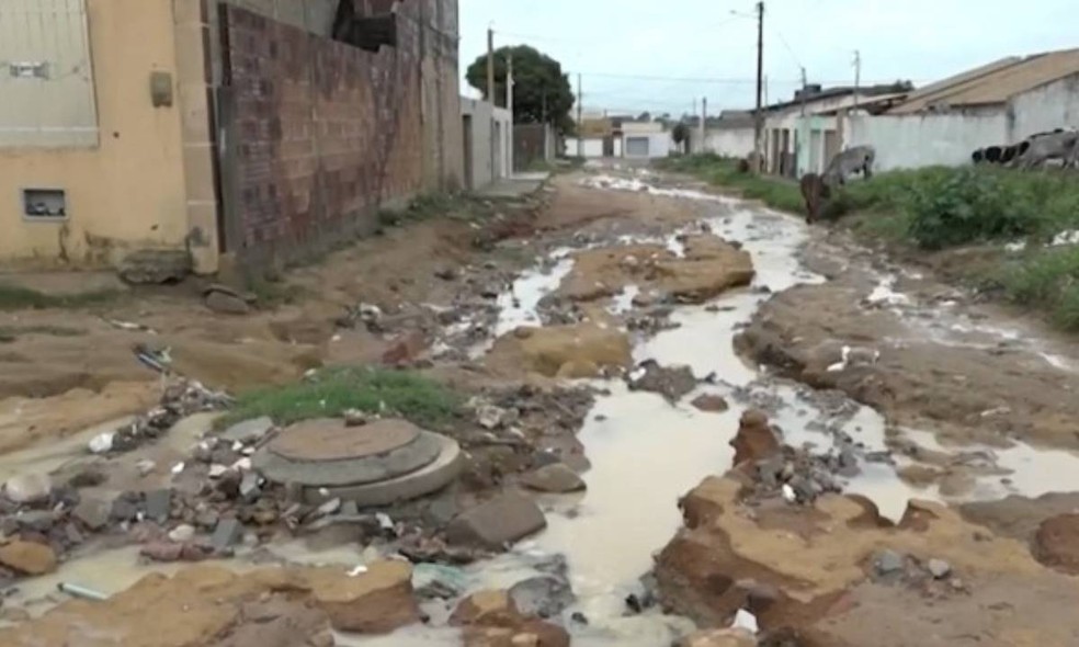 Chuva deixou ruas alagadas e com lama em Vitória da Conquista — Foto: Reprodução/TV Sudoeste