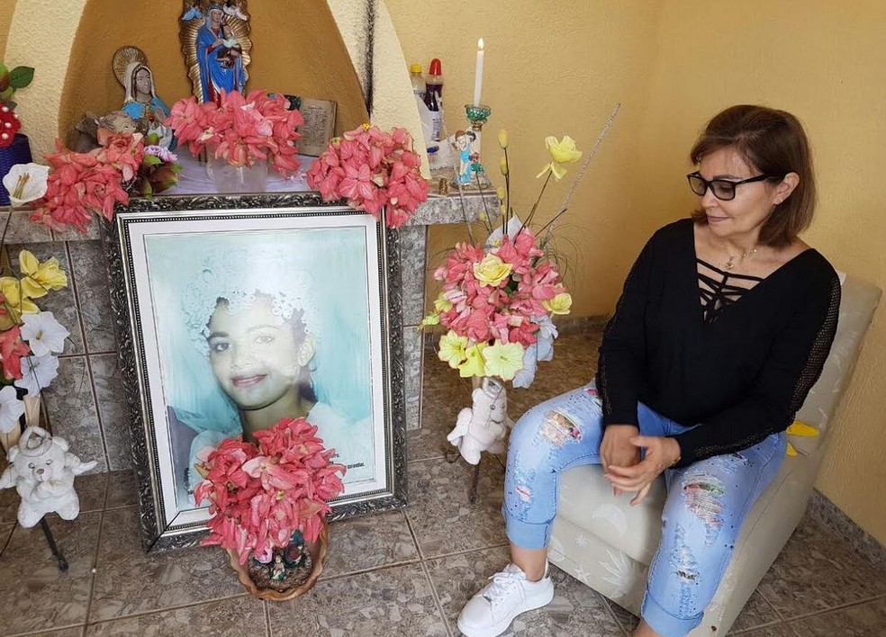 Empresária diz que ir ao túmulo da filha é manter laço e prestar homenagem — Foto: Anny Barbosa/G1