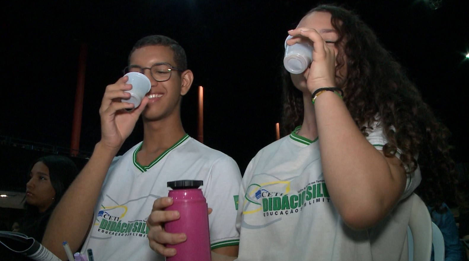 Alunos e professores varam madrugada em revisão de 10 horas para o Enem no PI: 'trouxe meu bom café', diz aluna