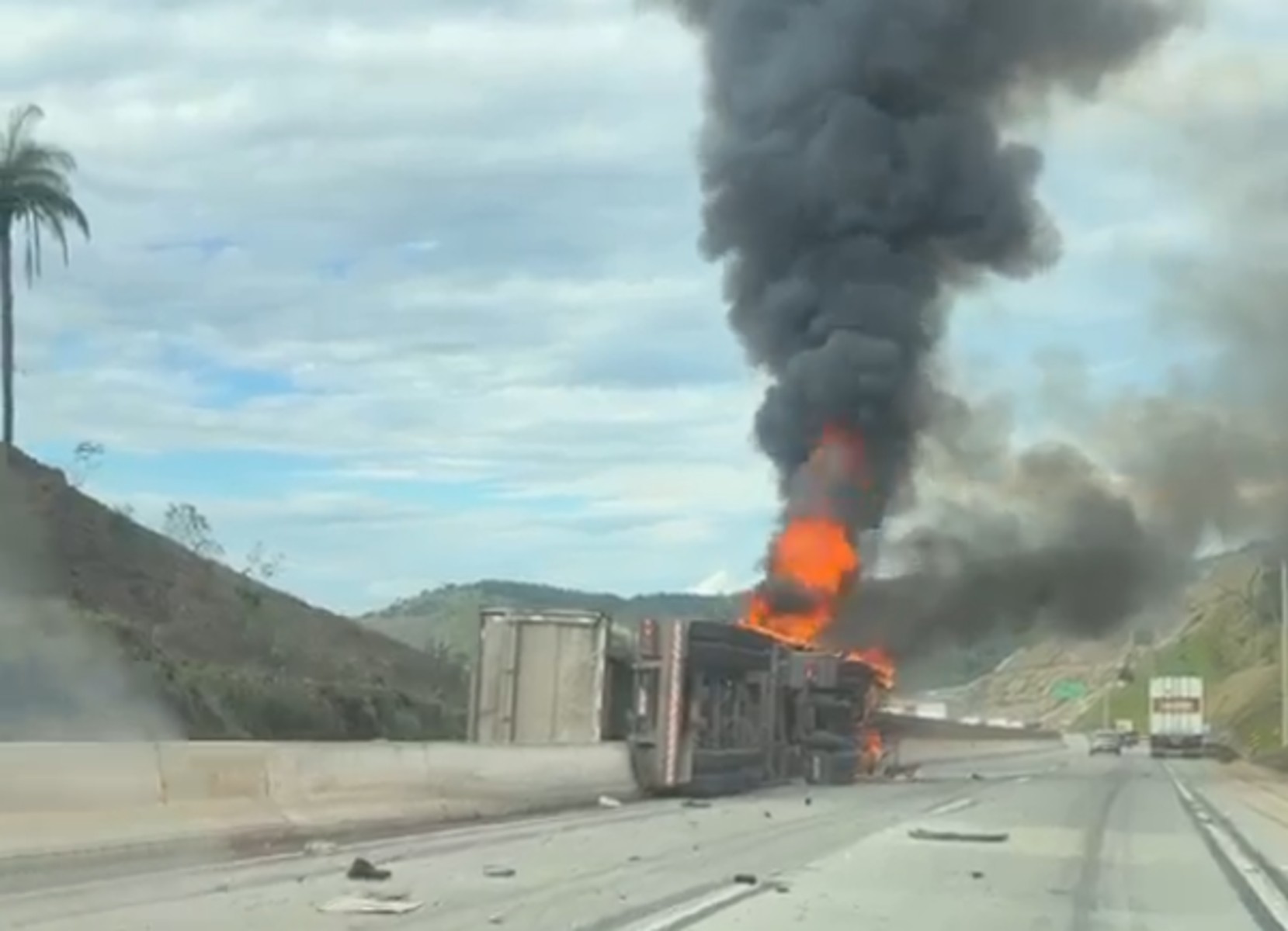 Carreta tomba e pega fogo na BR-381, na Grande BH; pista foi totalmente interditada