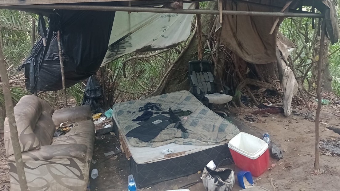 Acampamento de suspeitos de tráfico é desmontado pela polícia em área de mata na Bahia