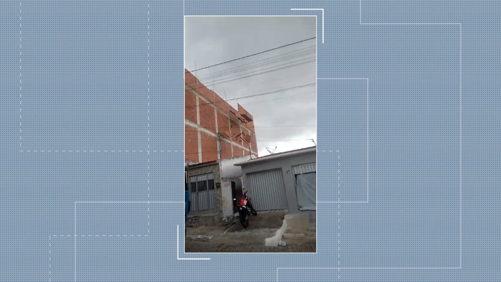 Vizinhos flagraram o momento da queda do muro do terceiro andar de prédio — Foto: TV Cabo Branco/Reprodução