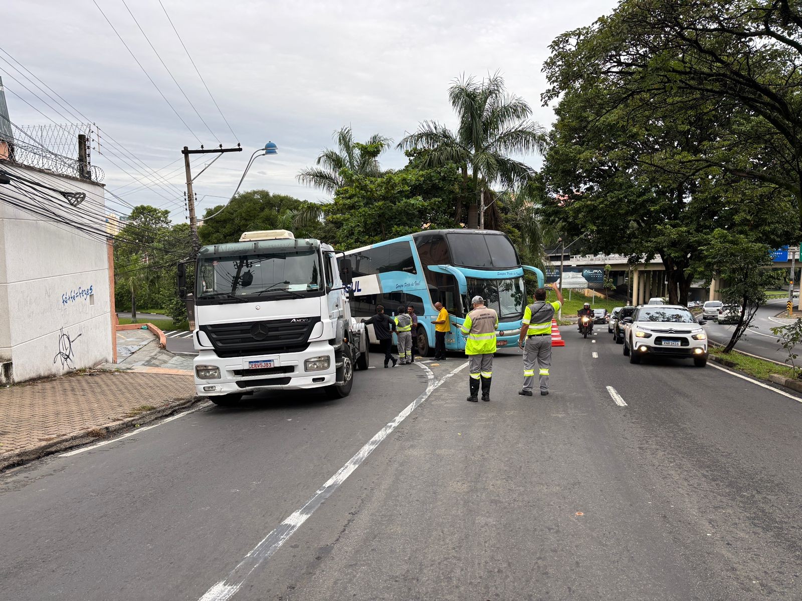 Caminhão bate em ônibus fretado após falha mecânica e bloqueia via em Campinas 