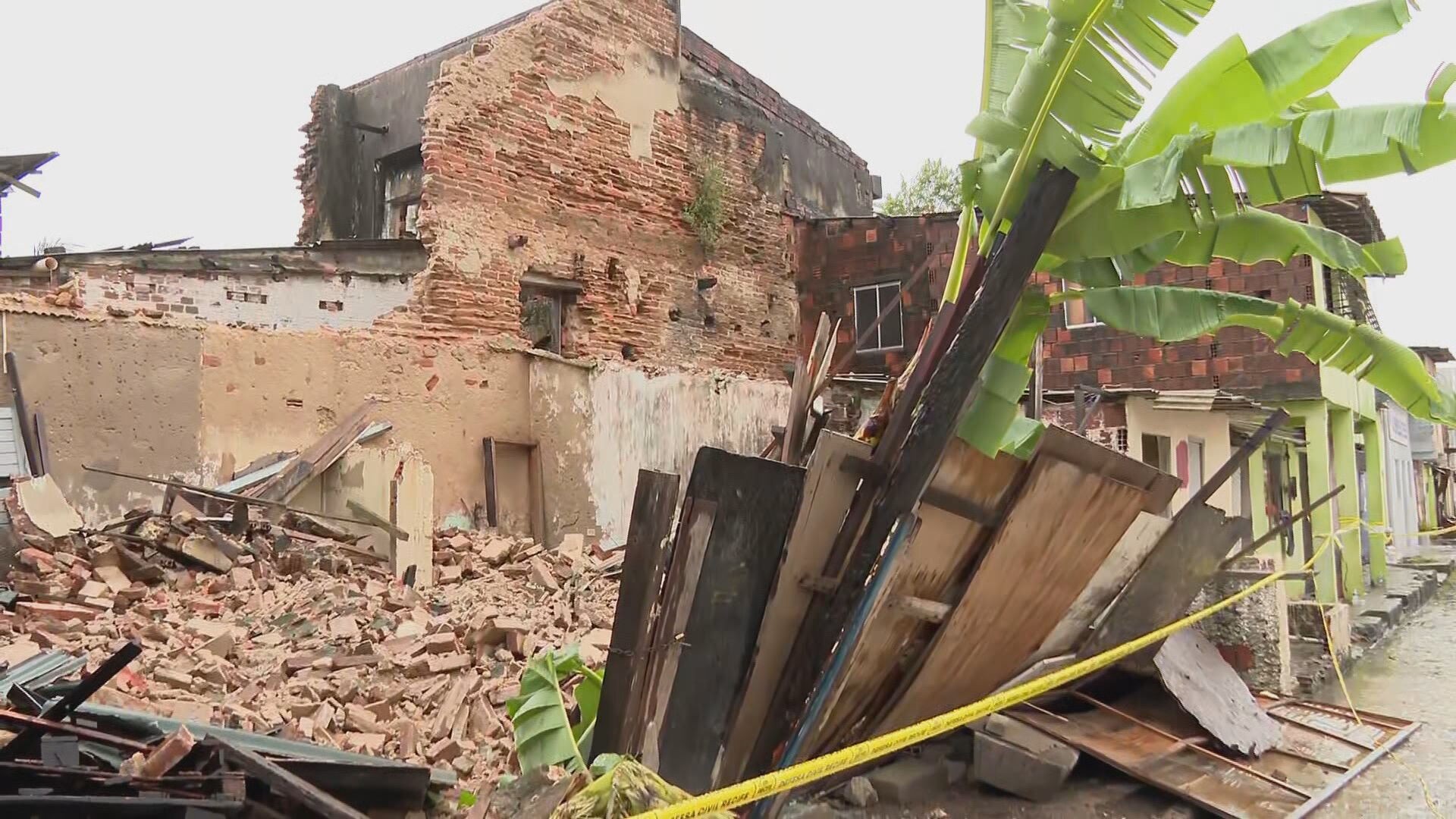 Casarão que desabou no Recife era ocupação irregular há mais de 20 anos; cachorro é resgatado dos escombros