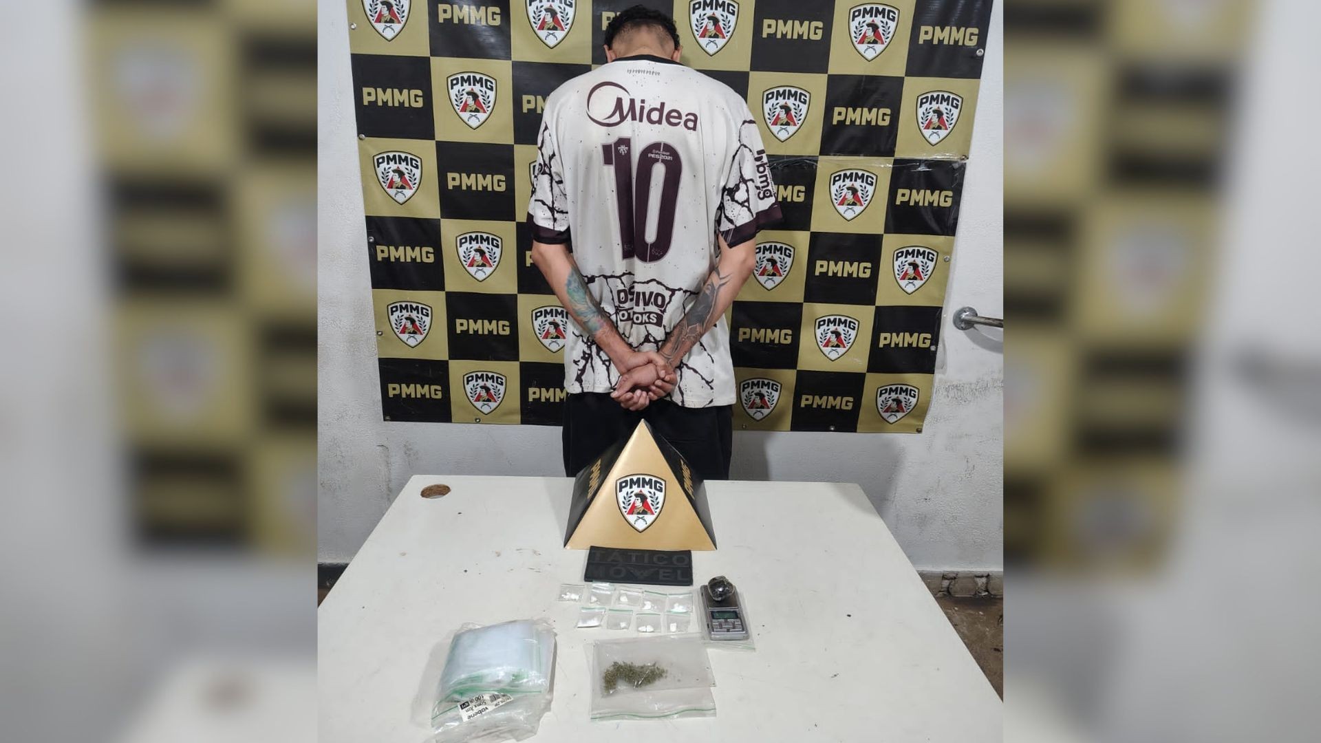 Homem é preso ao assumir que faz 'delivery' de drogas como complemento de renda em Uberaba
