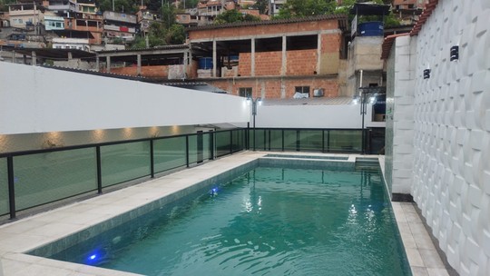 Bope encontra piscina de luxo do tráfico em favela no Alemão, no Rio - Foto: (Reprodução/TV Globo)