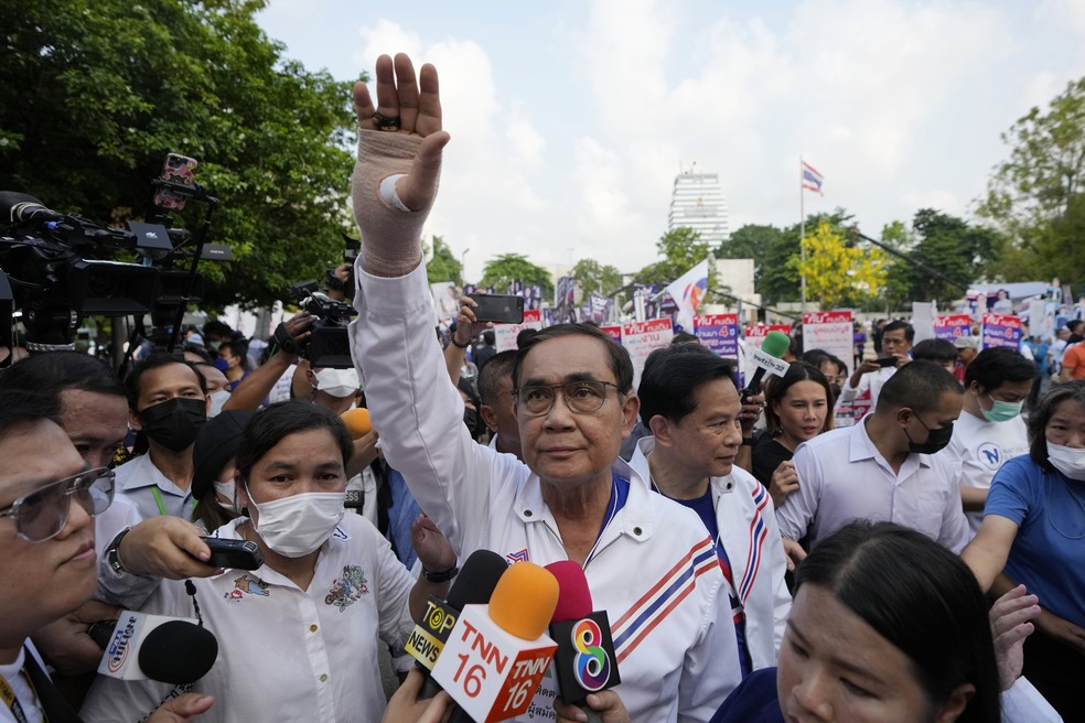 Premiê tailandês Prayut Chan-O-Cha durante passeata nas ruas de Bangkok em 3 de abril de 2023 — Foto: Sakchai Lalit/AP
