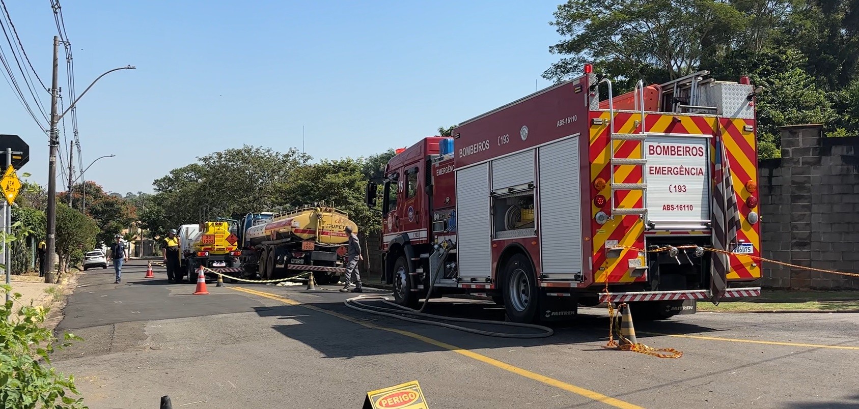 Vazamento de óleo diesel após acidente com caminhão interdita rua e Cetesb é acionada em Piracicaba