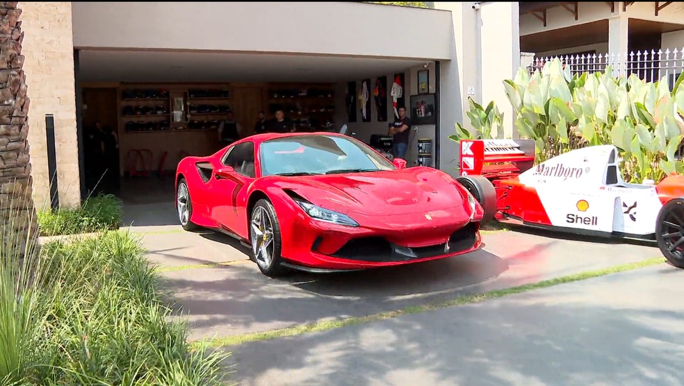 Uma Ferrari e duas Mercedes foram apreendidas em casa de empresário acusado de lavar dinheiro. — Foto: Reprodução/TV Globo/Fantástico