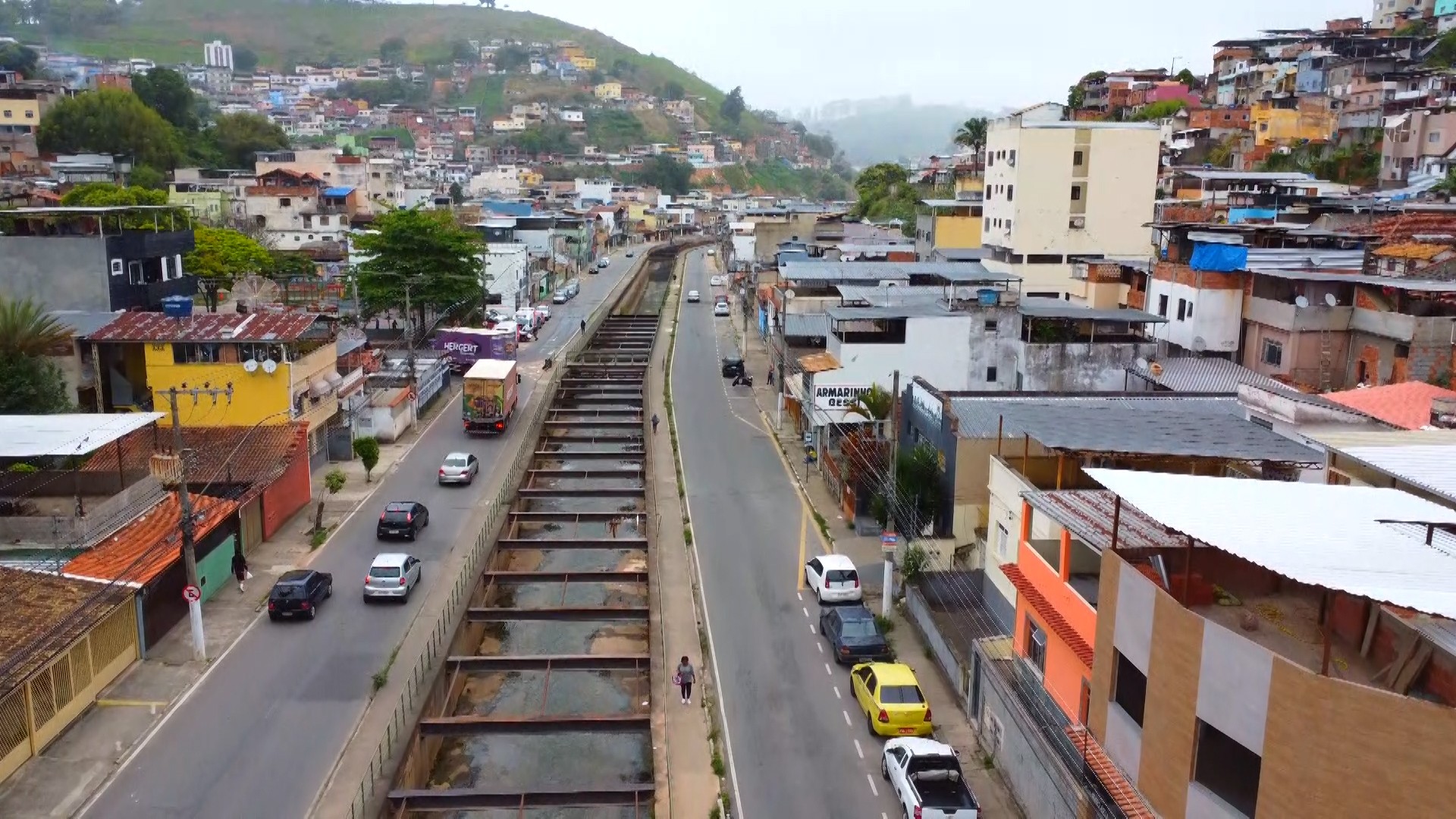 De sebo que resistiu a enchentes à origem do Bahamas: conheça o comércio da Avenida Ibitiguaia, em Juiz de Fora