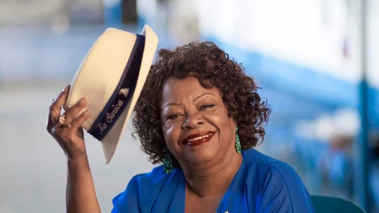 Ícone do samba, Tia Surica lança primeiro livro aos 82 anos e aconselha leitores: ‘Não desista das coisas que você sonha em fazer’