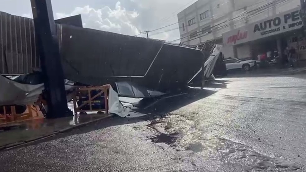 Estrutura metálica da fachada de loja caiu sobre a avenida Nossa Senhora da Paz, por causa da ventania que atingiu São José do Rio Preto na tarde desta sexta-feira (6) — Foto: Arquivo pessoal
