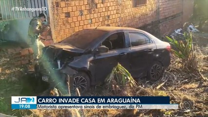 Carro em alta velocidade invade casa em Araguaína