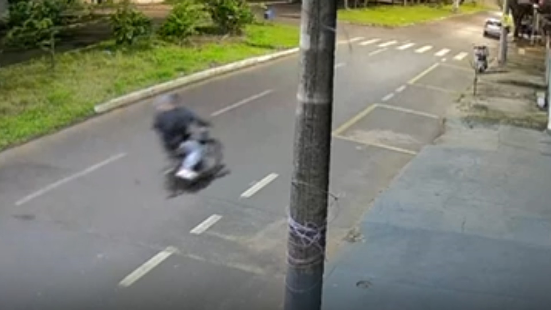 Dupla em bicicleta motorizada mata dois homens a tiros em Araguari; vídeo registrou som dos disparos