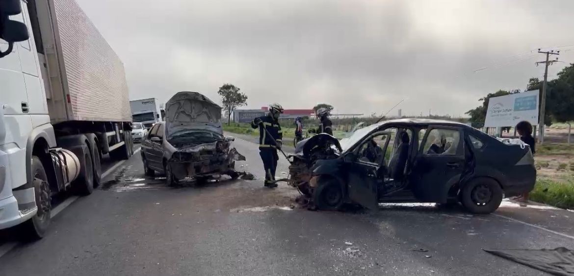 Motorista morre e outras três pessoas ficam feridas após batida entre dois carros no oeste da Bahia 